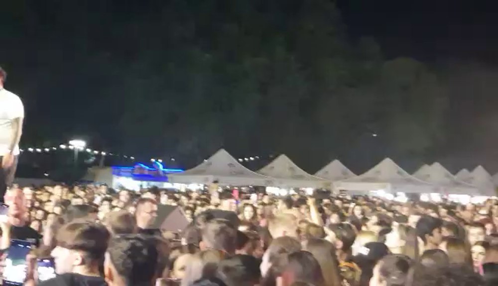 Gestul lăudabil al unui cântăreț de la Festivalul Berii din Arad pentru un spectator căruia i s-a făcut rău VIDEO 
