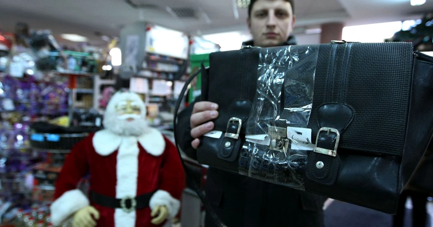 Angajaţii magazinului îl aşteaptă să-i dea geanta cu bani înapoi