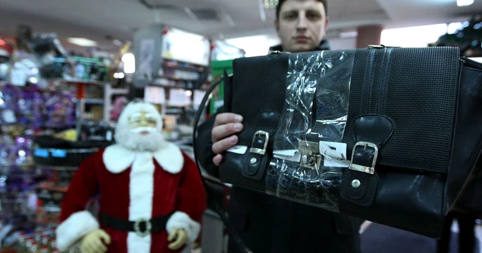 Angajaţii magazinului îl aşteaptă să-i dea geanta cu bani înapoi