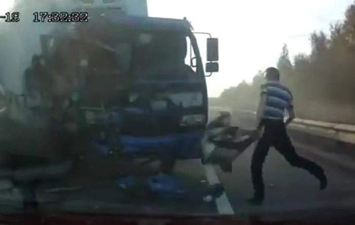 
    Bărbatul a scăpat nevătămat din accident  