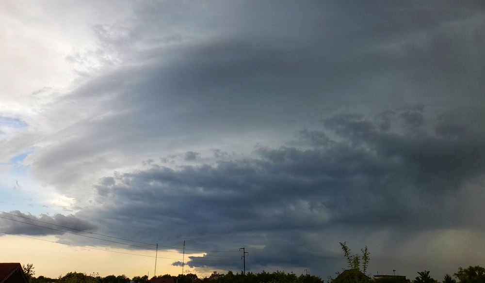 Județele aflate sub Cod Roșu de vijelii. Vremea se răcește semnificativ marți