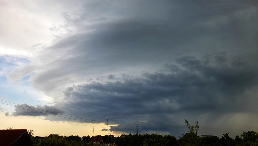 ANM actualizează prognoza meteo: cod portocaliu și cod galben de furtuni în aproape toată România