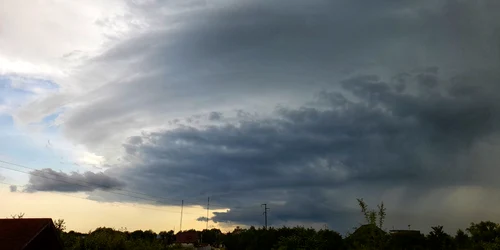 nori de furtuna Targu Jiu   Foto Sever Weather Alert Gorj jpg