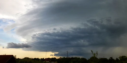 nori de furtuna Targu Jiu   Foto Sever Weather Alert Gorj jpg