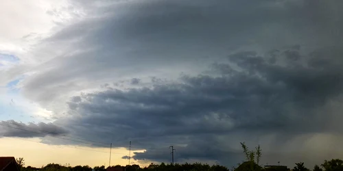 nori de furtuna Targu Jiu   Foto Sever Weather Alert Gorj jpg