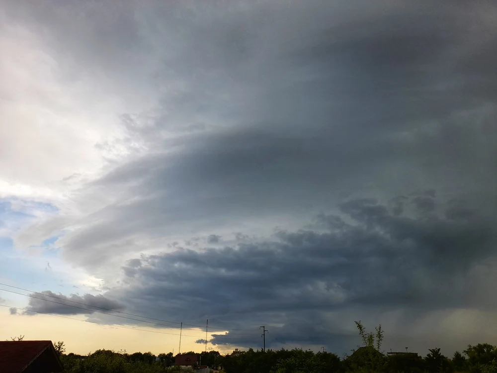 Județele care intră sub cod galben de vijelii, fulgere și grindină. Unde se răcește semnificativ