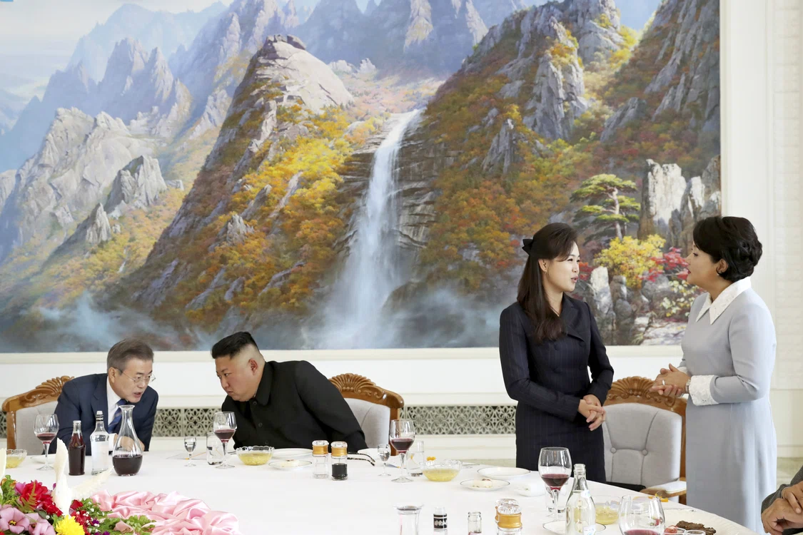 La masă, Kim Jung-sook a purtat o rochie gri-deschis cu manşete şi guler albe