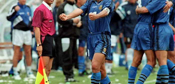 Diego Maradona s-a retras de pe gazon în 1997, la 37 de ani