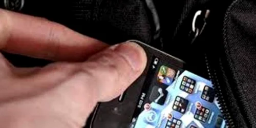 Un bărbat din Craiova  a fost filmat în timp ce fura două telefoane 