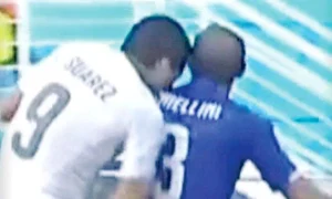 Arbitrul nu a văzut faza  în care Luis Suarez  l a muşcat pe Chiellini jpeg
