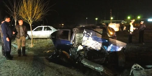 În urma manevrelor șoferului, mașina s-a făcut praf