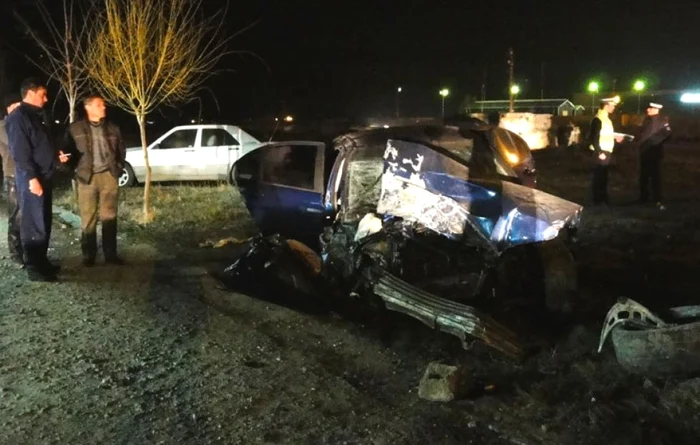 În urma manevrelor șoferului, mașina s-a făcut praf