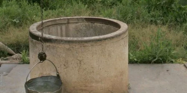 Femeia a căzut în fântână, dar a fost salvată la timp de pompieri