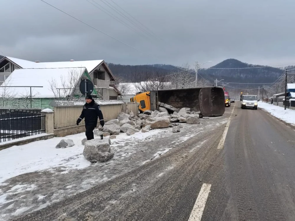 Accidentul a avut loc pe DN 15 B, la Pipirig FOTO Poliţia Neamţ