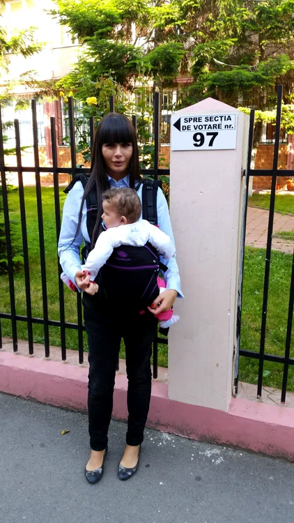 
    Elena Băsescu, cu Sofia Anais la vot (foto Facebook)  