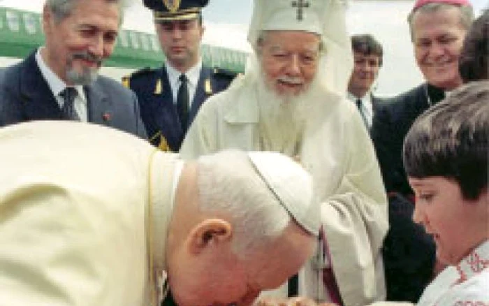 Papa Ioan Paul al II-lea a fost întâmpinat cu pâine şi sare  pe aeroportul din Otopeni  p Foto: agerpres