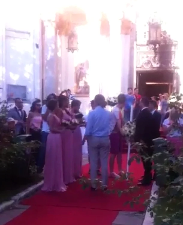 Alaiul a aşteptat coborârea mirilor din maşină