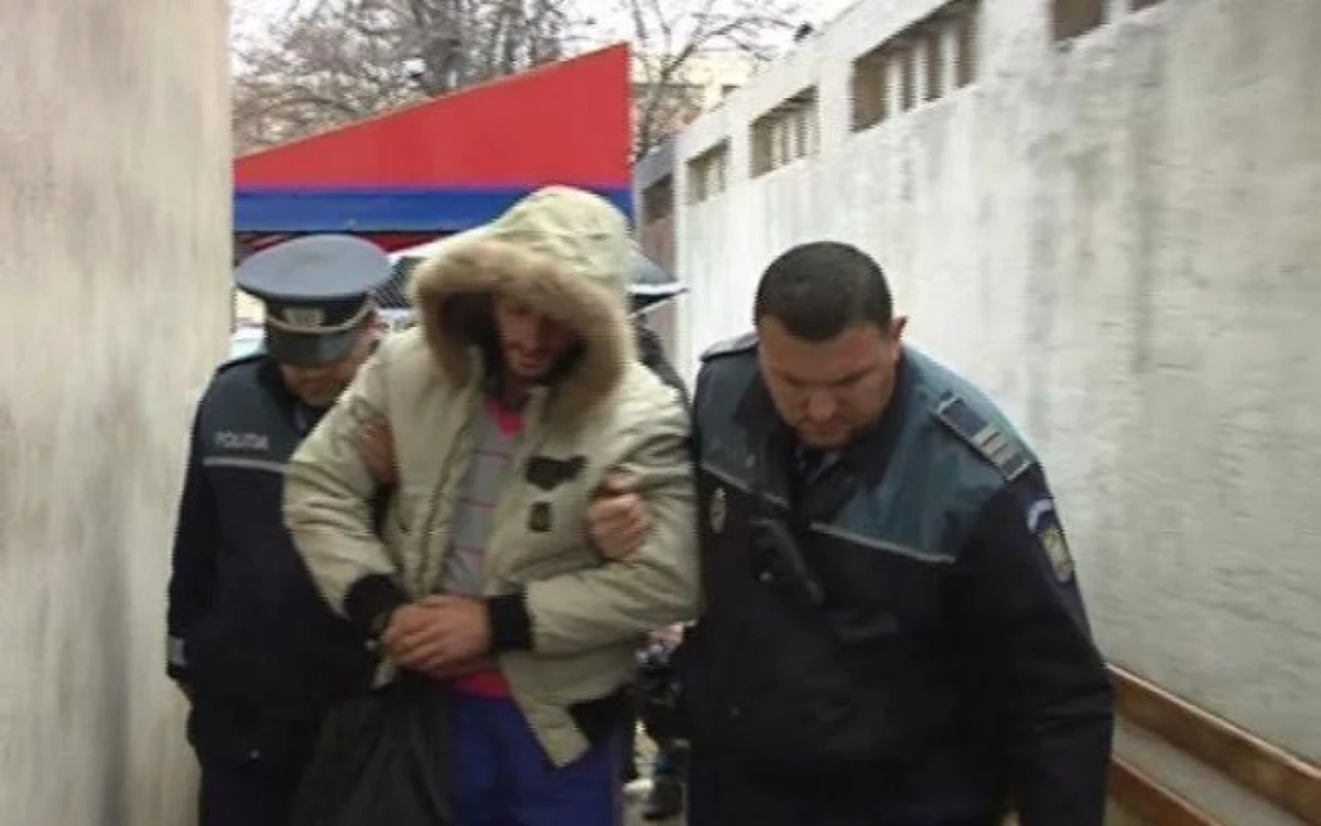 Lepădat Claudiu Stelian este dus la sediul IPJ Galaţi pentru audieri Foto: arhivă Adevărul