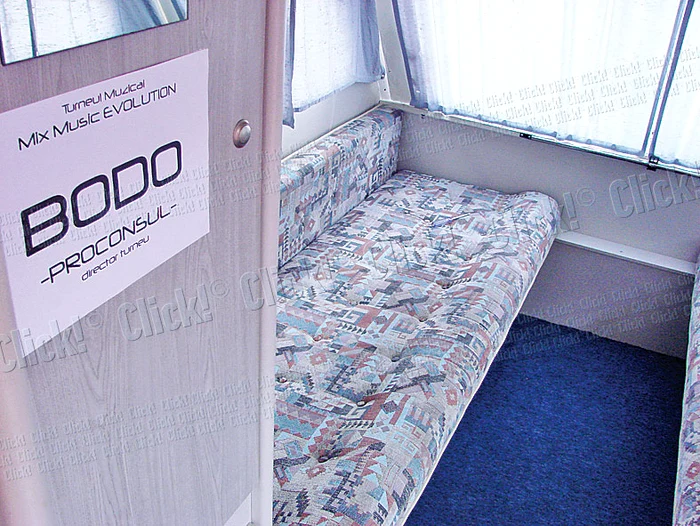 Cei doi au  călătorit  astfel şi în  luna de miere