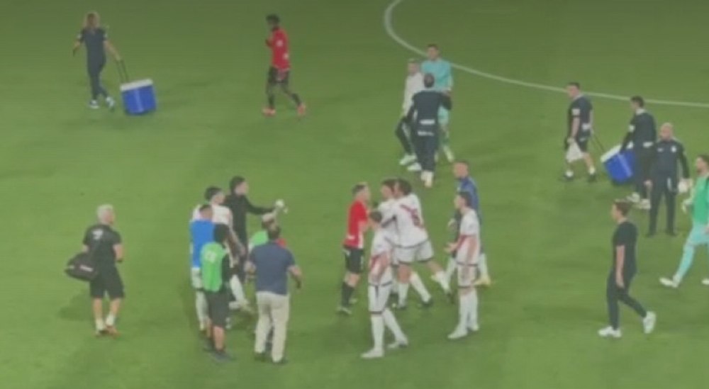 Gest incredibil al lui Andrei Rațiu: și-a lovit cu capul un coleg, după meciul care a dus Rayo în cupele europene