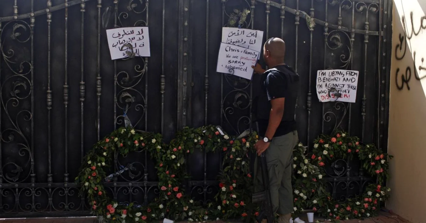 Un agent al forţelor de ordine din Libia, păzind intrarea principală a consulatului american din Benghazi, unde a fost ucis ambasadorul Christopher Stevens FOTO: Reuters