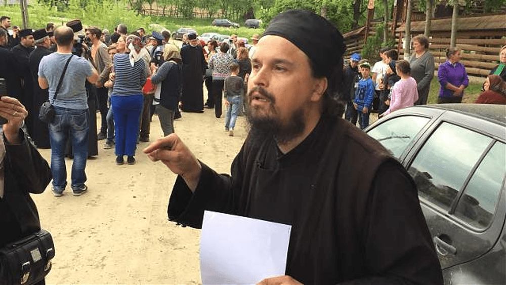 Un preot caterisit, dar îndrăgit de enoriași, a câștigat în instanță dreptul de a sluji în biserică. Decizie unică în România
