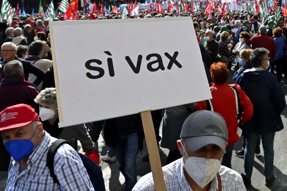 Un bărbat ţine o pancartă pe care scrie „Da Vaccin“ în timpul manifestaţiei anti-neofascism de la Roma, de sâmbătă 16 octombrie. Foto AFP