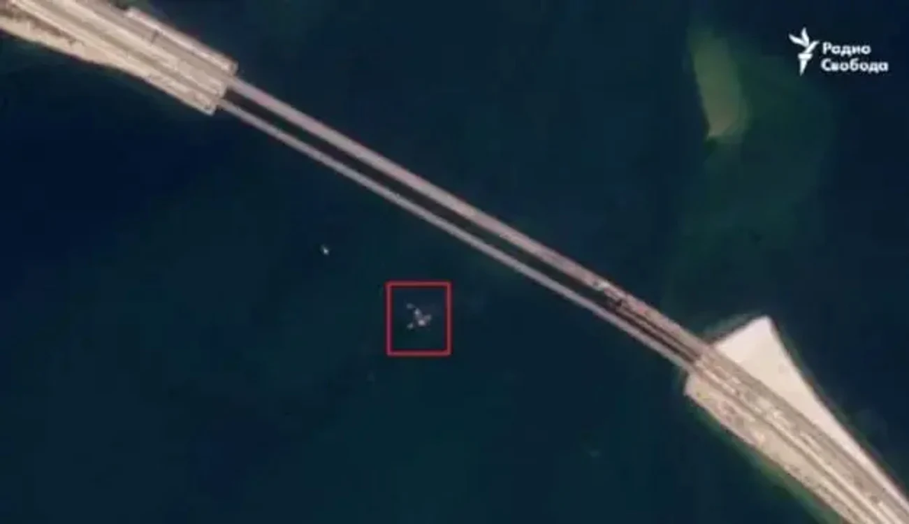 Barjele ar trebui să prevină atacarea podului cu drone navale FOTO Radio Liberty 