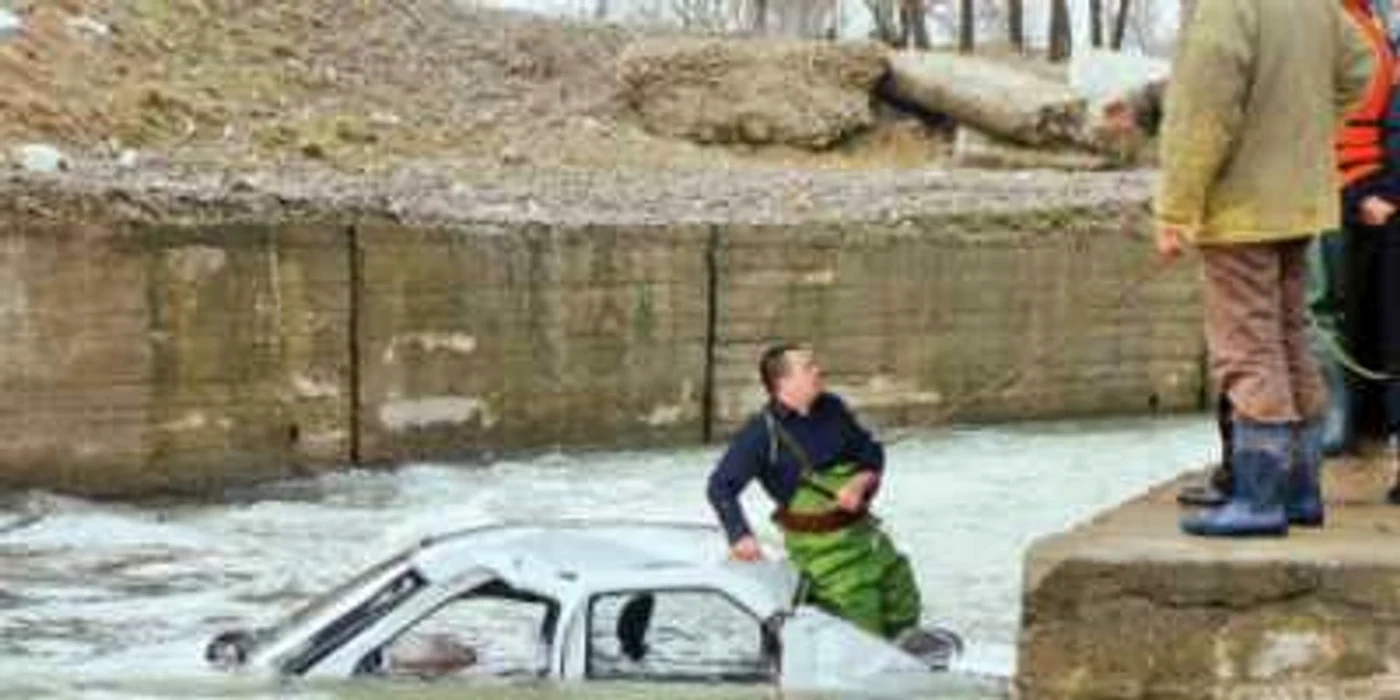 Vasile Octavian Tinca (23 de ani) a plonjat cu autoturismul, ieri, în râul Şuşiţa din Târgu-Jiu