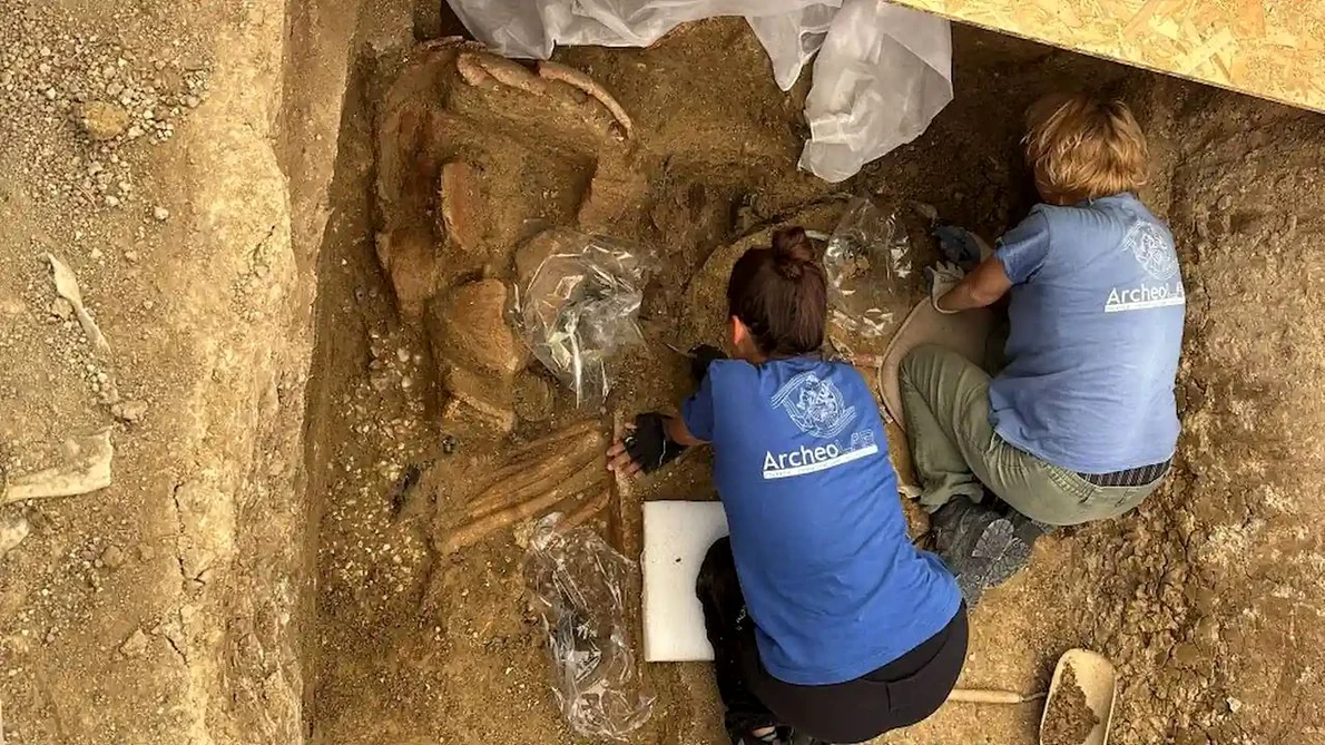 Arheologii cercetează mormântul princiar (© Soprintendenza Abap Ancona Pesaro Urbino)