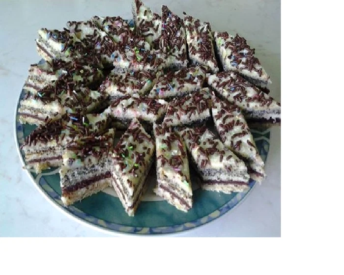 
    Prăjitură în dungi cu foi  