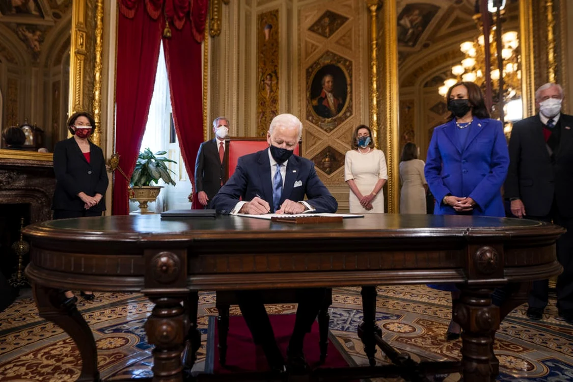 Biden la ceremonia de semnare a primelor documente FOTO EPA-EFE