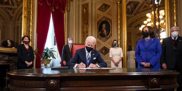 Biden la ceremonia de semnare a primelor documente FOTO EPA-EFE