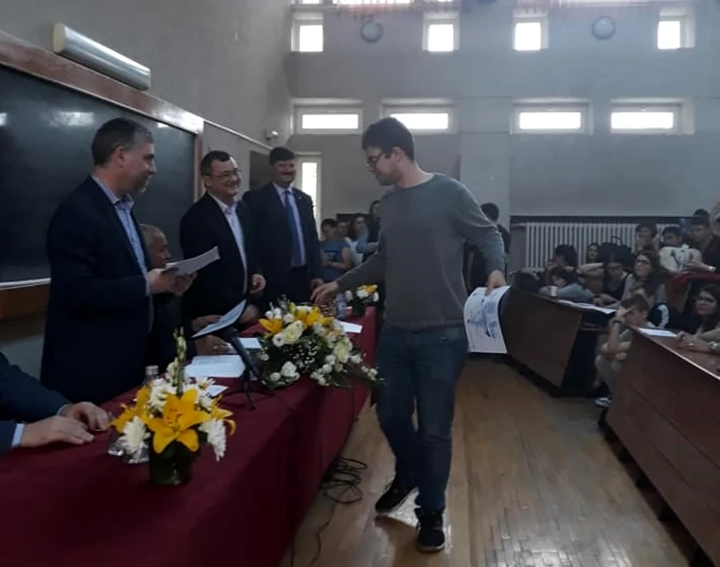 Dragoş Ispir băiatul din Vâlcea cu sindrom Asperger care a ridicat juriul în picioare la un concurs naţional de matematică Foto Arhiva personală Cristina Ispir