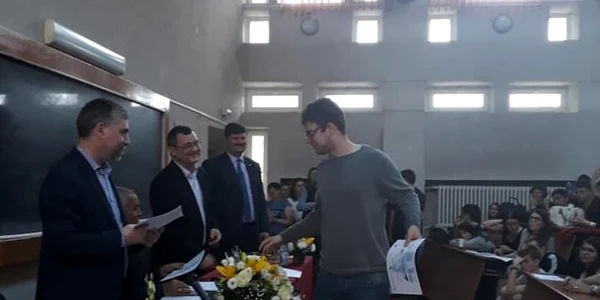 Dragoş Ispir băiatul din Vâlcea cu sindrom Asperger care a ridicat juriul în picioare la un concurs naţional de matematică Foto Arhiva personală Cristina Ispir