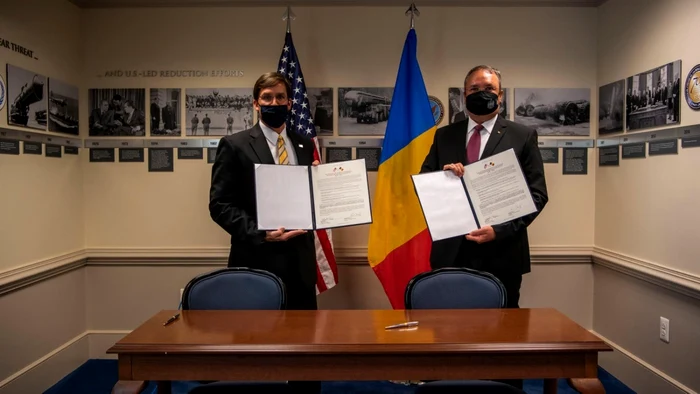 Secretarul american al Apărării, Mark Esper, şi ministrul român al Apărării, Nicolae Ciucă, după semnarea Foii de parcurs dedicată cooperării la nivelul apărării, pentru perioada 2020-2030. Sursa: DoD.