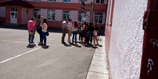 Imagine cu elevi de la Şcoala generală Nr.4 din Suceava