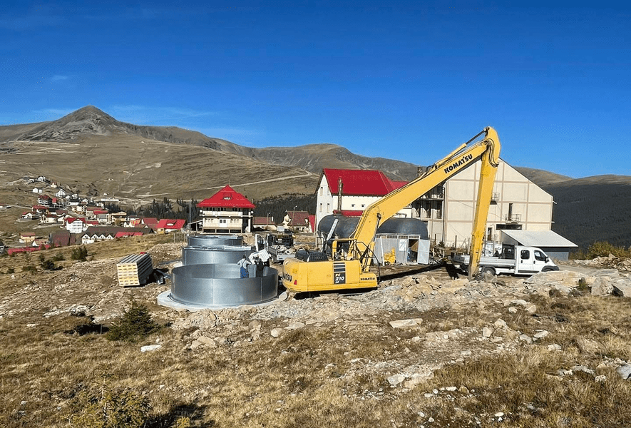 Trei rezervoare pentru apă au fost montate în zona montană Rânca, de pe Transalpina