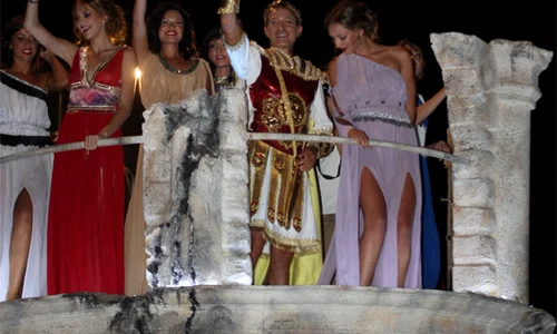 Radu Mazăre a salutat primul mulţimea prezentă la carnaval jpeg