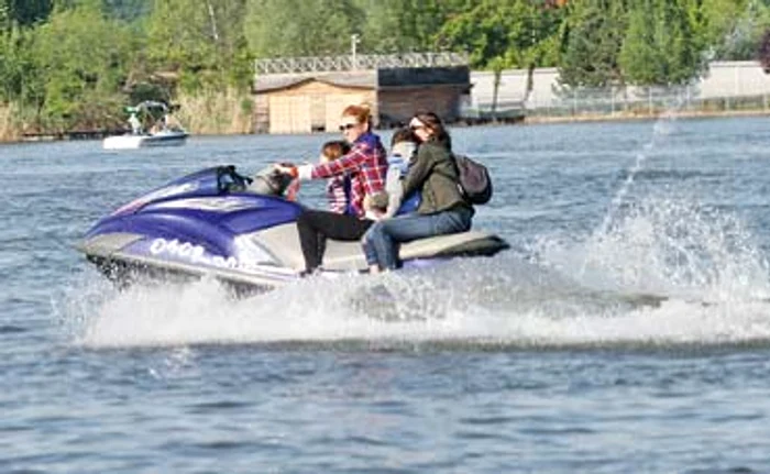 Click! v-a arătat în numărul de ieri ce distracţie e pe Lacul Snagov în fiecare weekend
