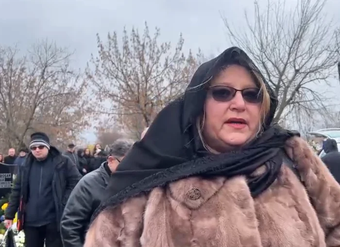 Diana Șoșoacă, la înmormântarea Flaviei Groșan FOTO: Captură video Bihoreanul
