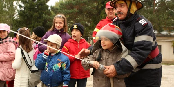 Copiii s-au distrat de minune în joaca de-a pompierii