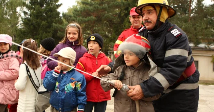 Copiii s-au distrat de minune în joaca de-a pompierii