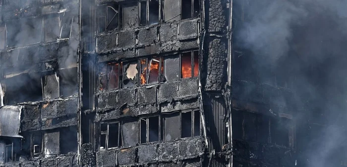 Un bloc-turn de 24 de etaje din vestul Londrei a fost mistuit de un incendiu declanşat în noaptea de marţi spre miercuri Foto: Getty Images