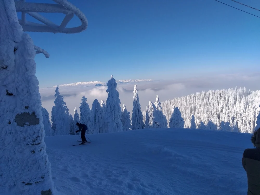 Masivul Postăvaru din Poiana Braşov, un colţ de rai românesc. FOTO: Ioan Buciumar