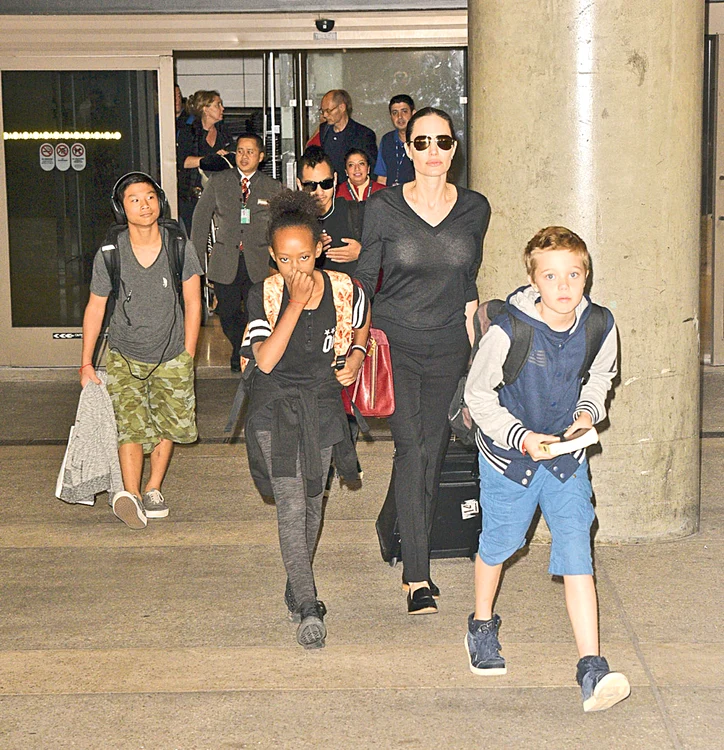 
    Mamica şi cei doi  răsfăţaţi coloraţi:  Jackson şi AugustFoto: Hepta/ Guliver/ Splashnews  