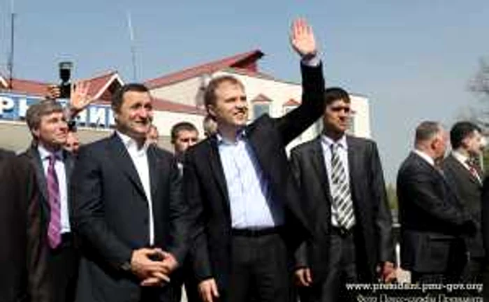 Sursa: president.pmr-gov.org. Filat şi Şevciuk s-au asigurat că trenul a pornit din gară