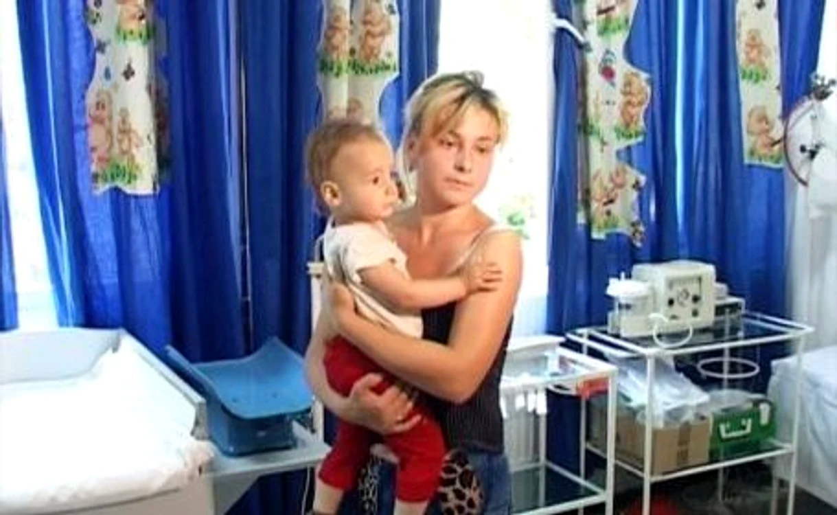 
    Mama era ocupată cu treburile gospodăreşti iar tatăl tencuia casa  