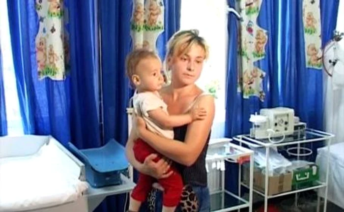 
    Mama era ocupată cu treburile gospodăreşti iar tatăl tencuia casa  