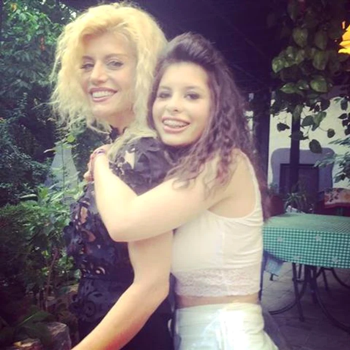 Loredana, alături de fiica ei, Elena, în vârstă de 16 ani